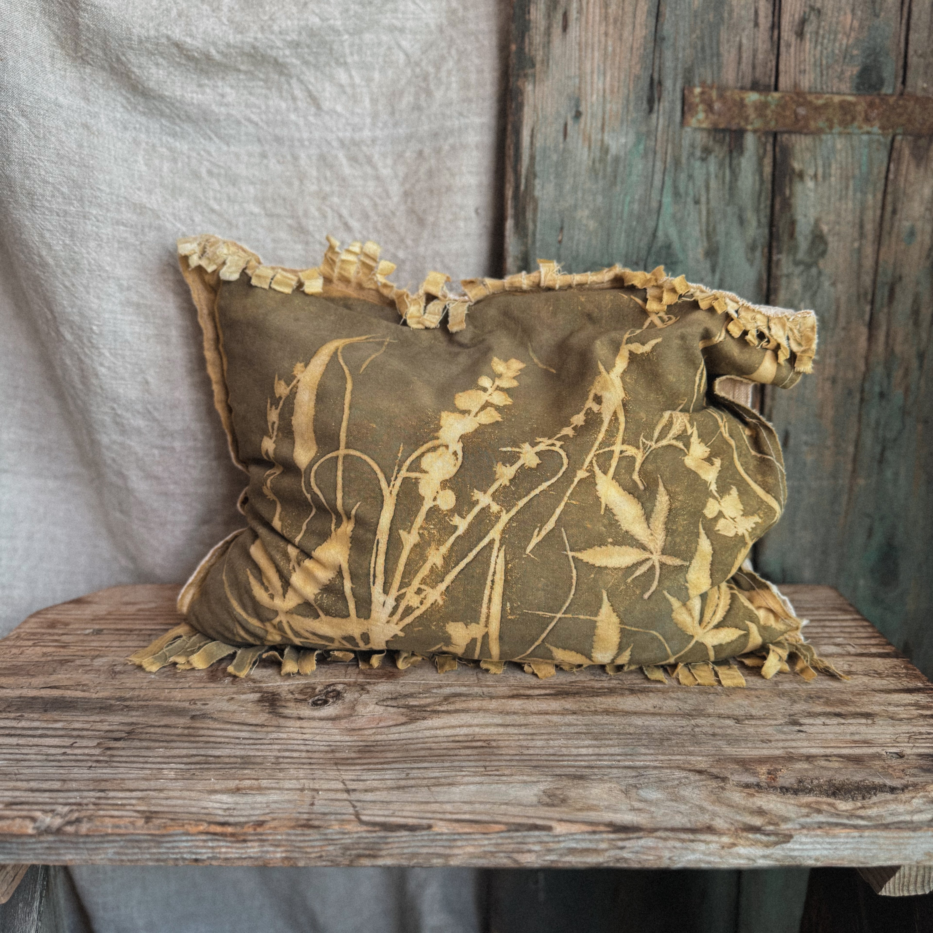 CUSCINO AL CIRMOLO IN CANAPA CON ECOPRINT