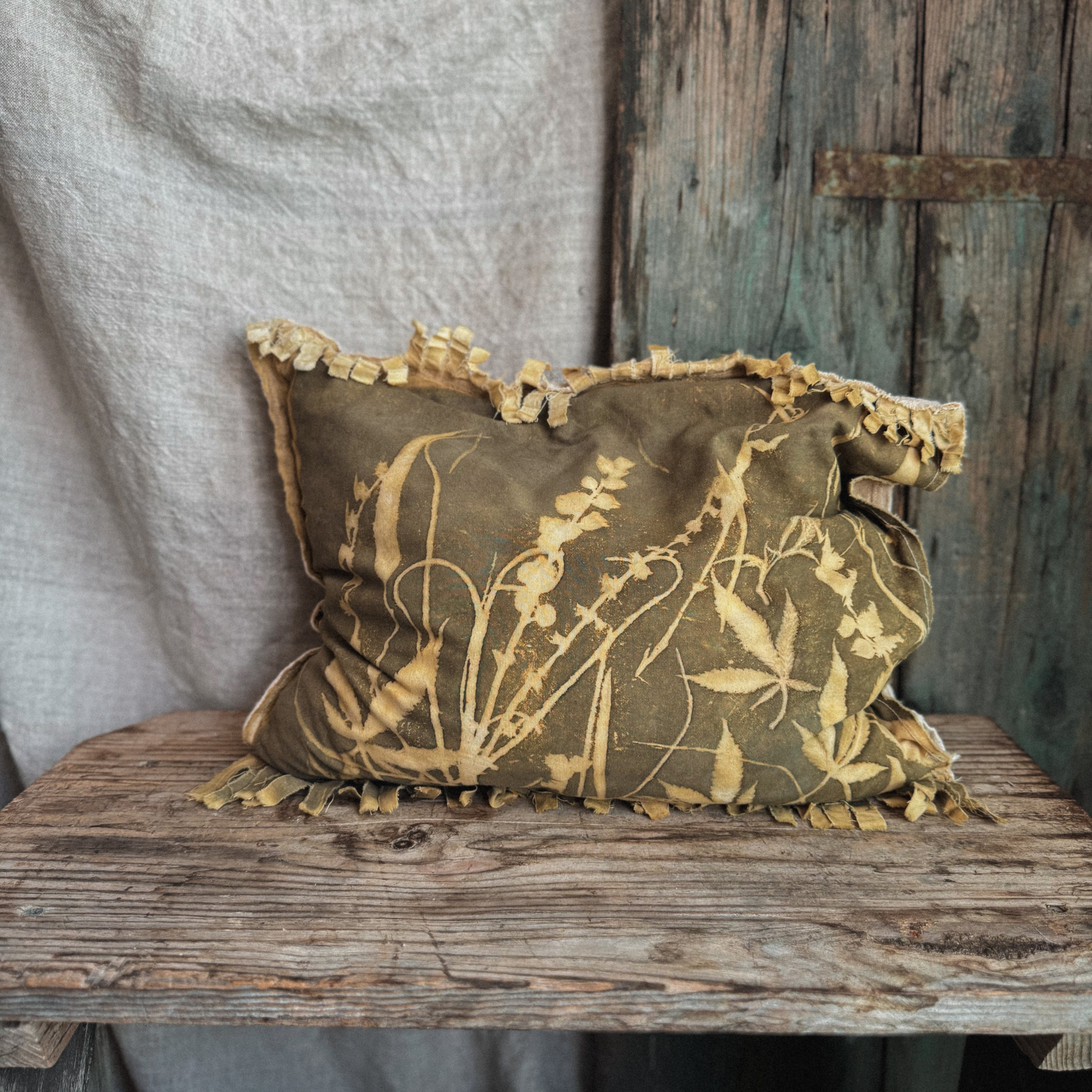 CUSCINO AL CIRMOLO IN CANAPA CON ECOPRINT