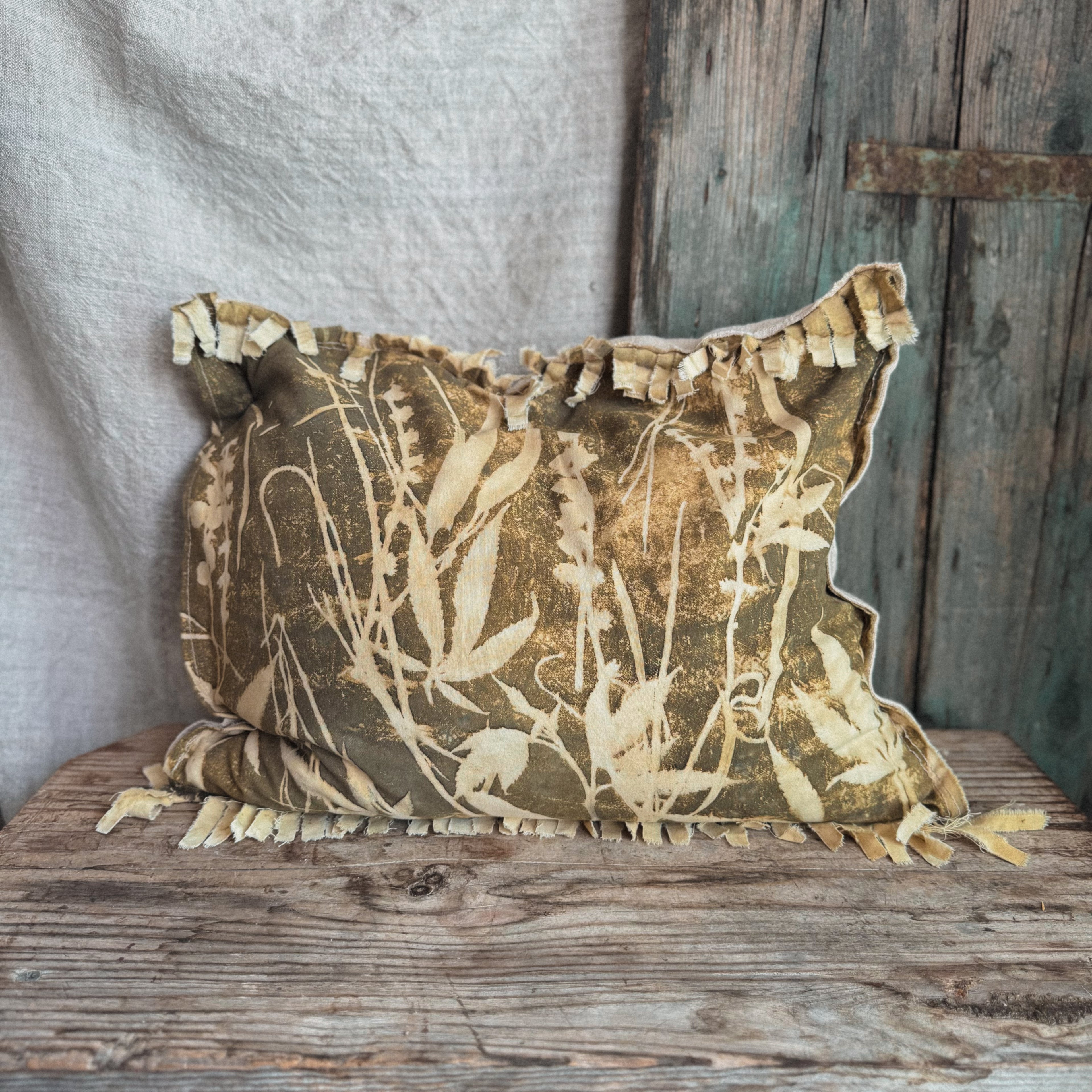 CUSCINO AL CIRMOLO IN CANAPA CON ECOPRINT