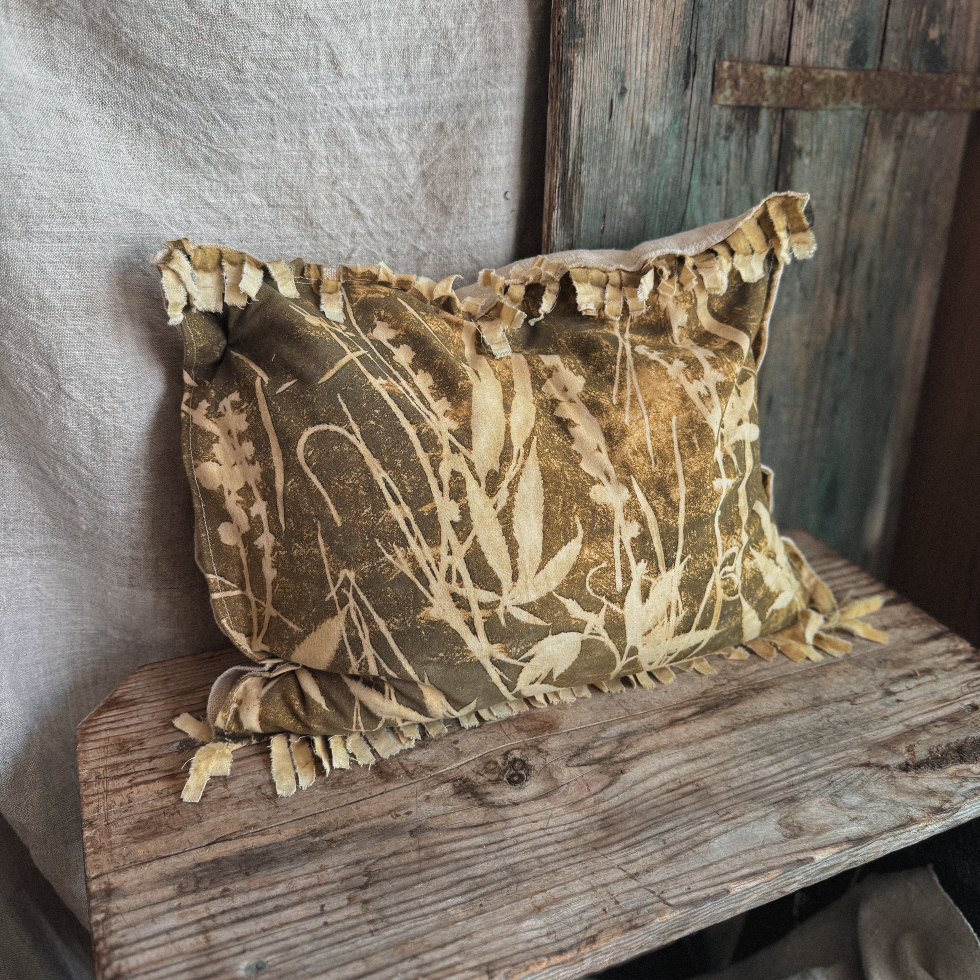 CUSCINO AL CIRMOLO IN CANAPA CON ECOPRINT