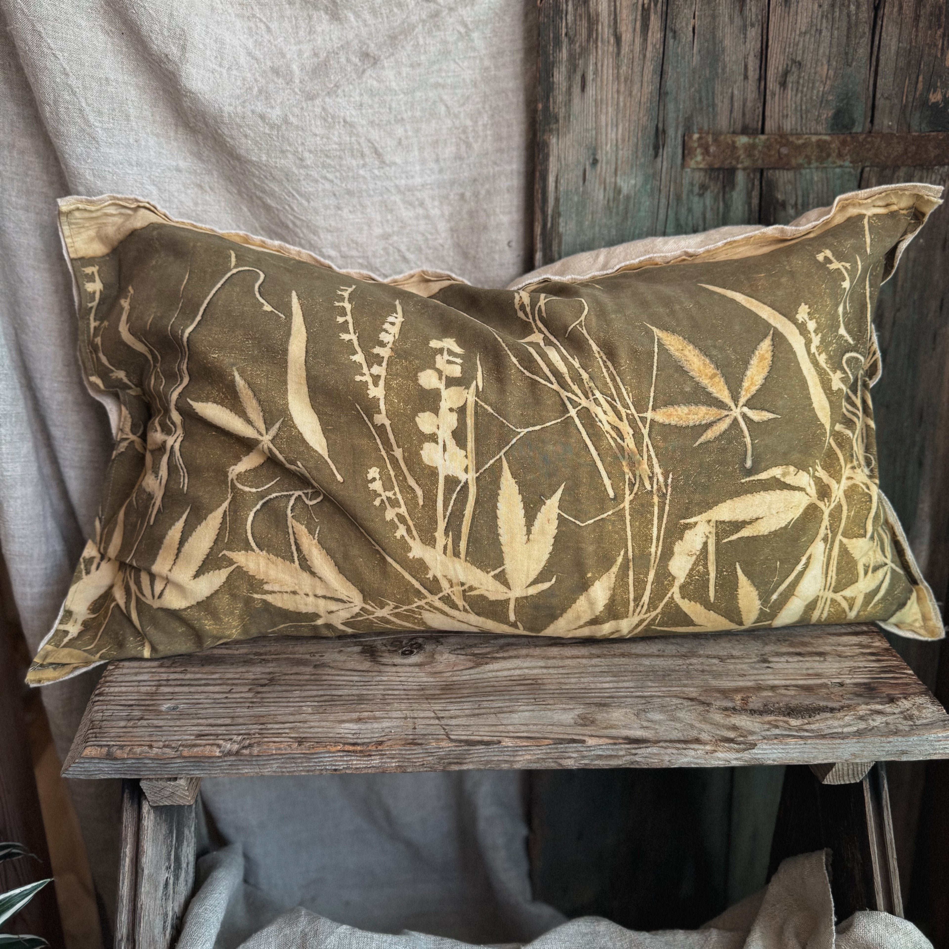 CUSCINO AL CIRMOLO IN CANAPA CON ECOPRINT