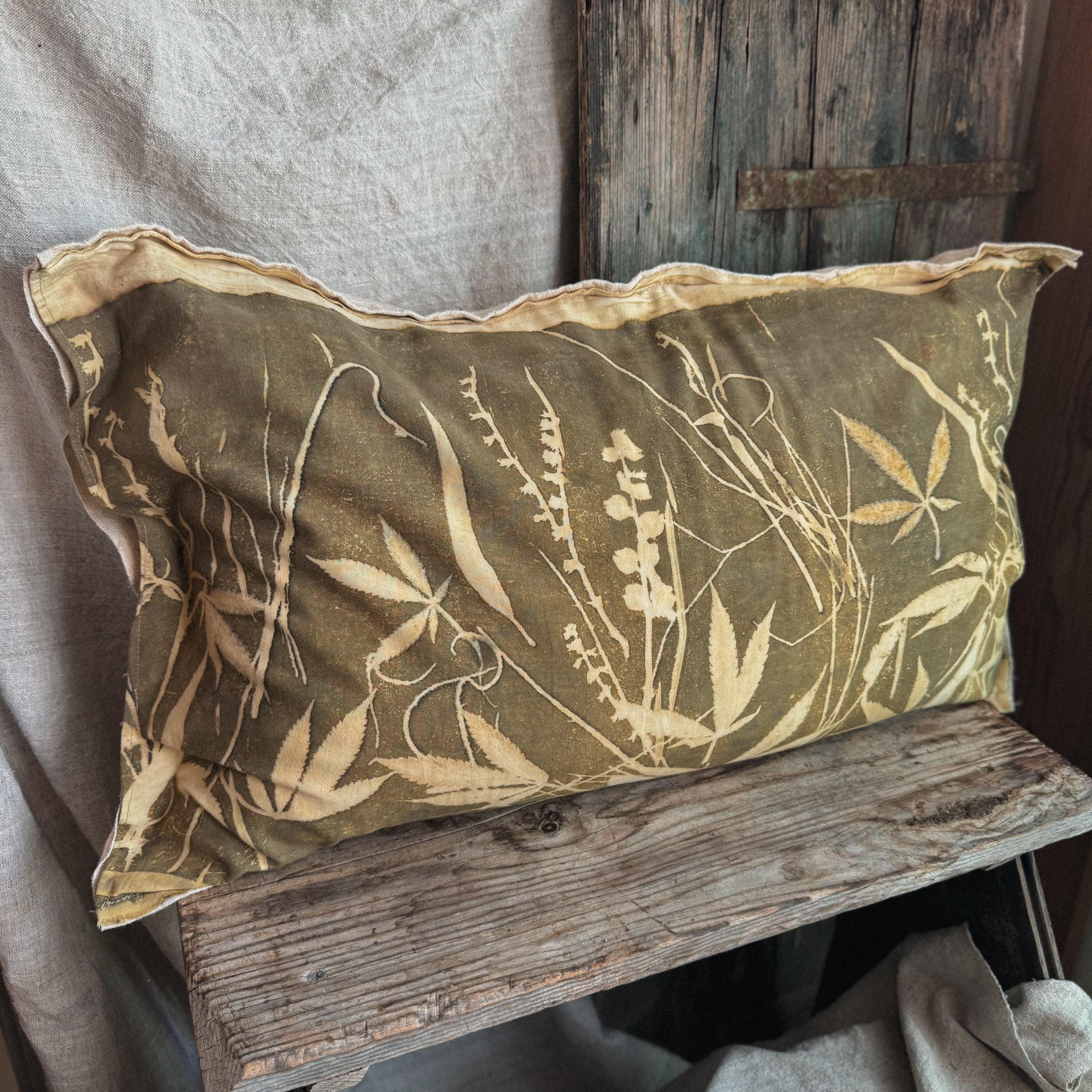 CUSCINO AL CIRMOLO IN CANAPA CON ECOPRINT